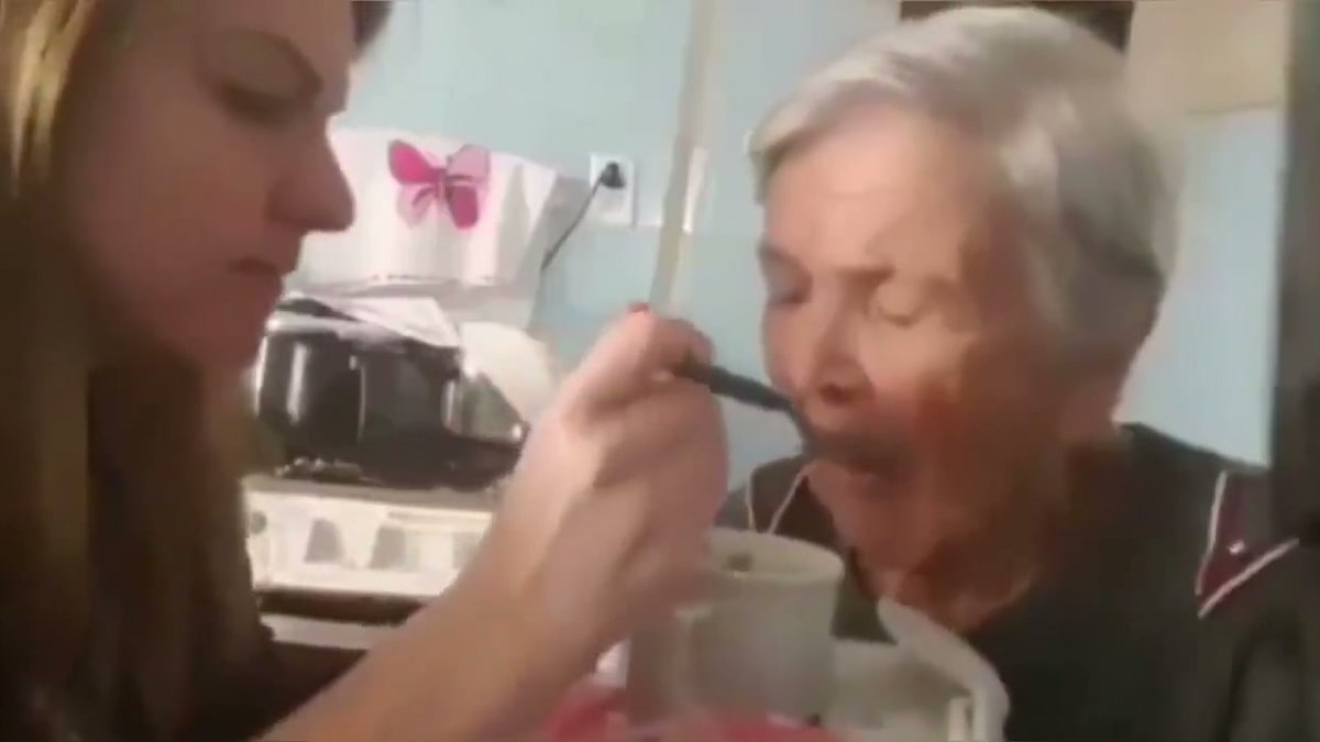 Jovem se emociona ao receber declaração de amor da avó enquanto a alimentava em momento de carinho