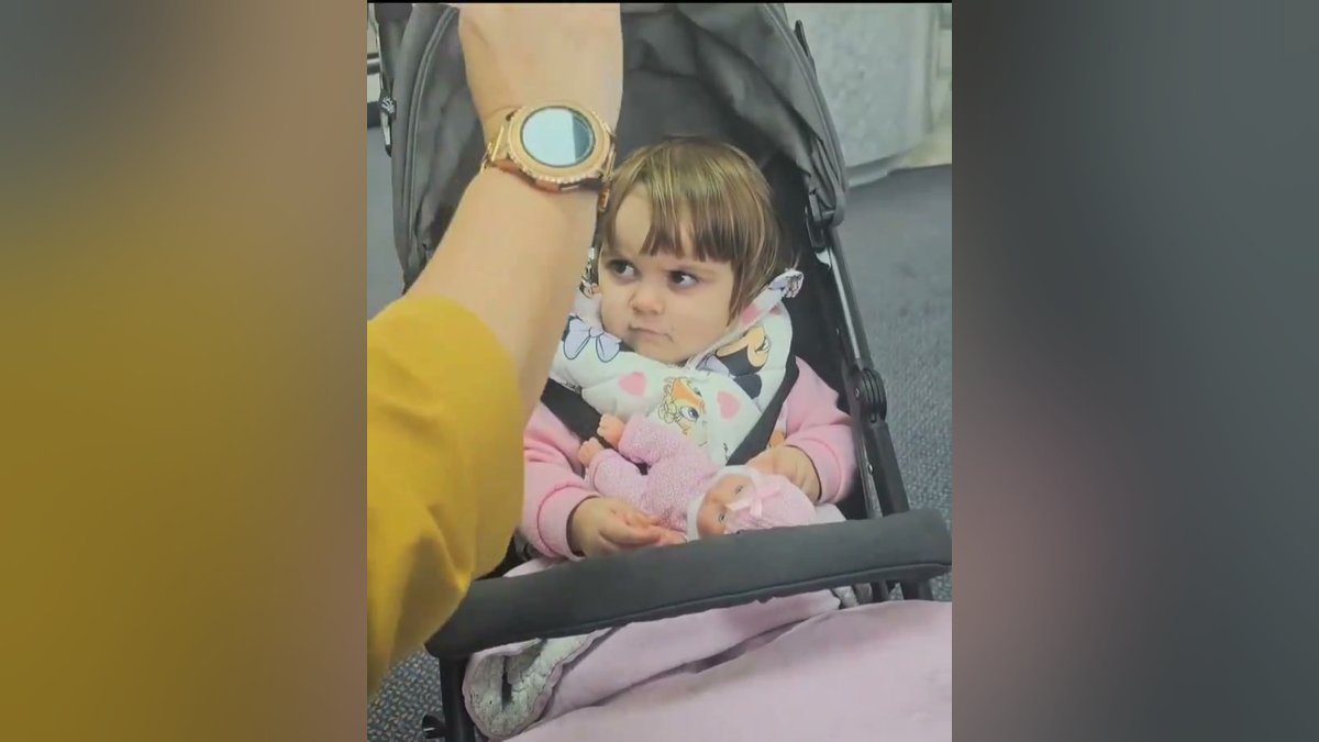 Bebê abre lindo sorriso ao usar óculos de grau e enxergar a mãe com clareza pela primeira vez