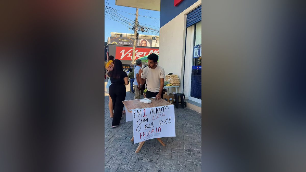 Em ação na rua, pessoas usam telefone para falar com Deus e emocionam com orações