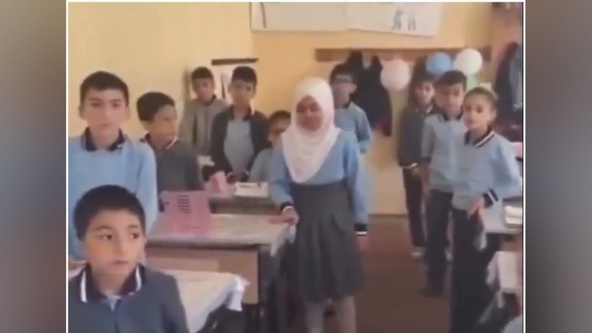 Meninas choram desconsoladas após serem impedidas de estudar no Azerbaijão