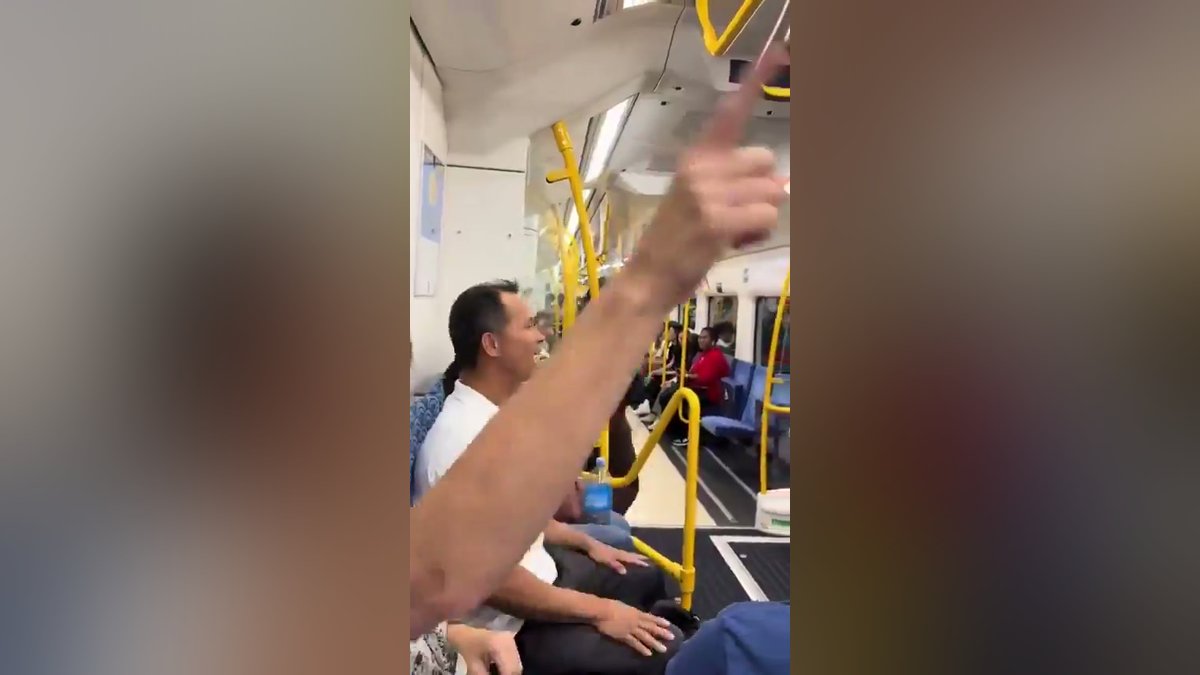 Passageiros se unem em momento de louvor e adoração dentro de trem na Austrália