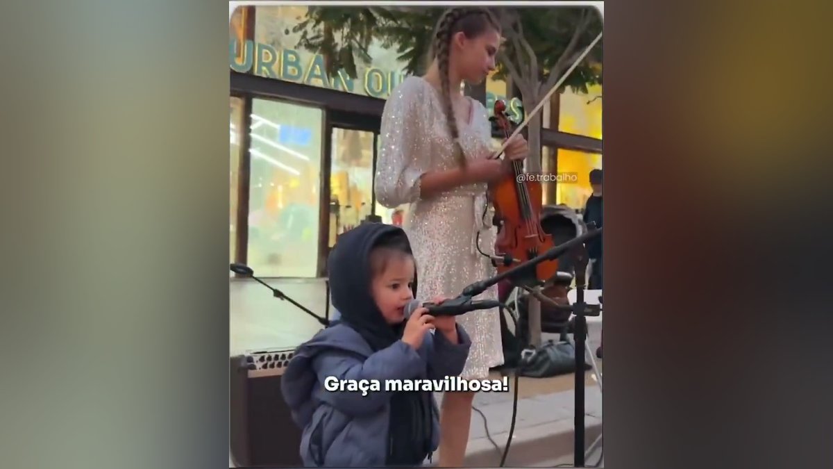 Criança emociona pedestres ao cantar louvor clássico durante apresentação na rua