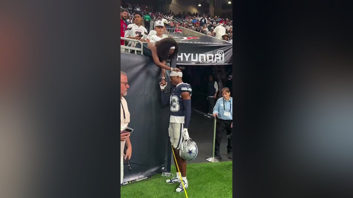 Jogador de futebol americano recebe oração na beira do campo antes de partida