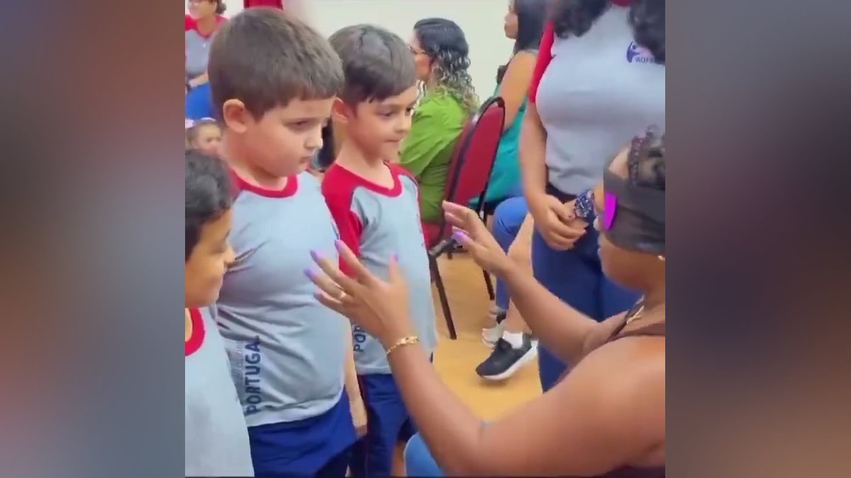 Mãe de olhos vendados reconhece o próprio filho apenas pelo toque e menino se emociona