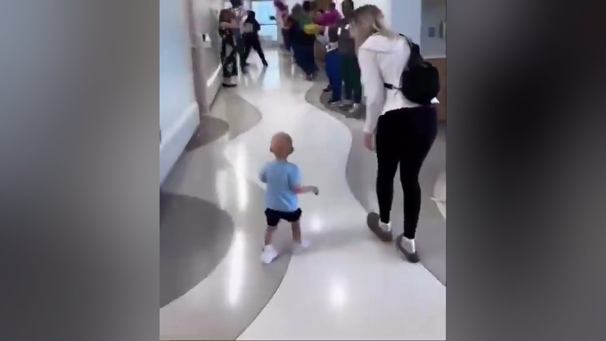 Criança é aplaudida por equipe de hospital após vencer o câncer e concluir oito meses de quimioterapia