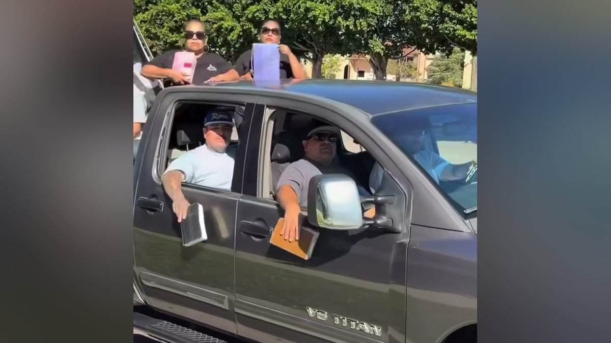 Grupo chega em caminhonete segurando Bíblias e participa de momento de fé em igreja