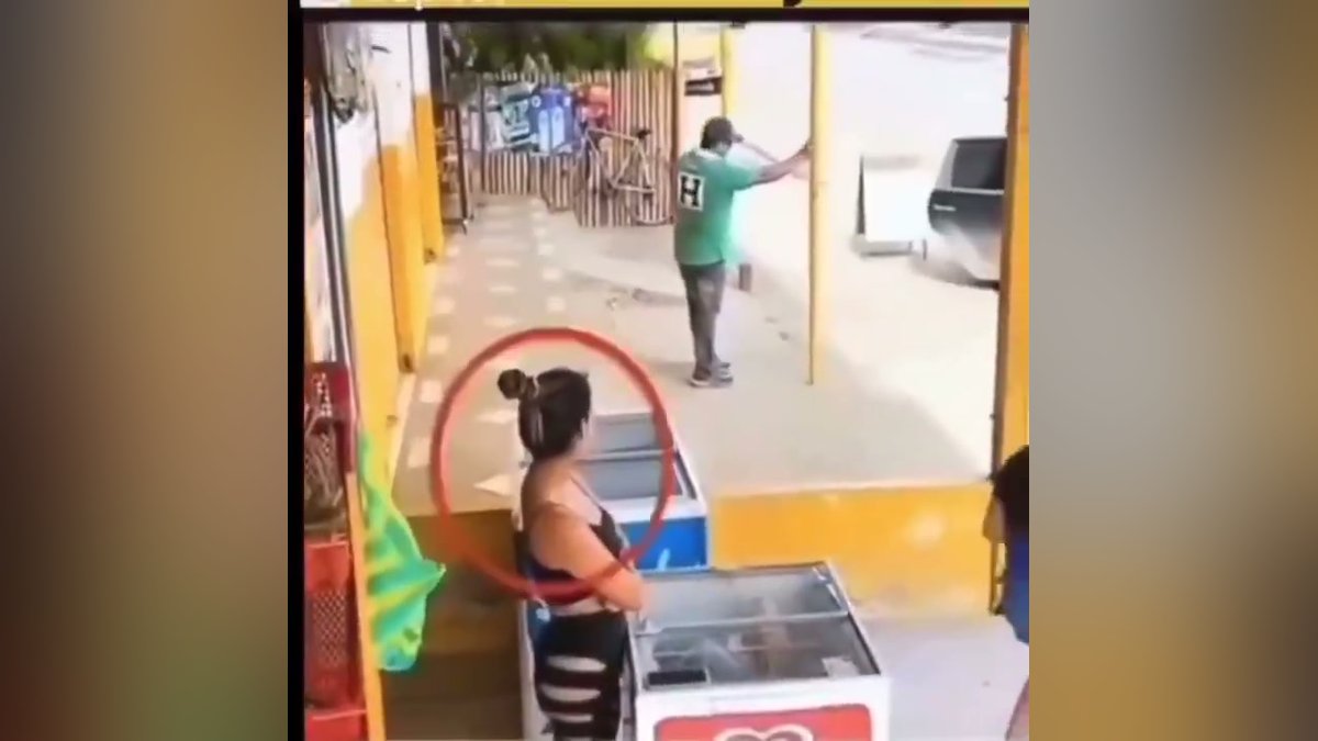 ASSISTA: Mulher age rápido e resgata garota que passava perto de veículo