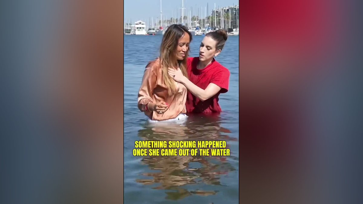 Peixe pula da água exatamente no momento do batismo de mulher e surpreende fiéis